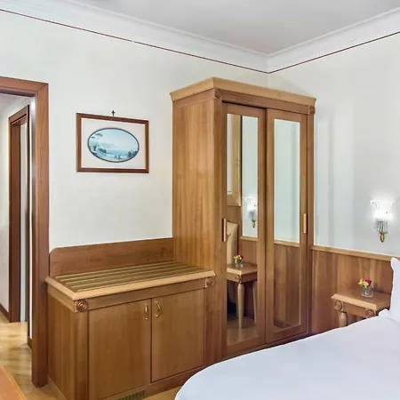 Hotel Renaissance Mediterraneo Nápoles